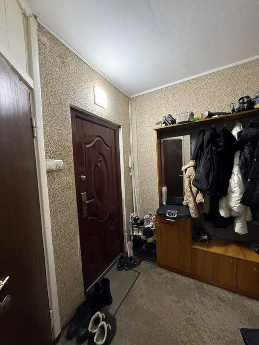 1к середній поверх, хороший житловий стан. Оформлення мініма