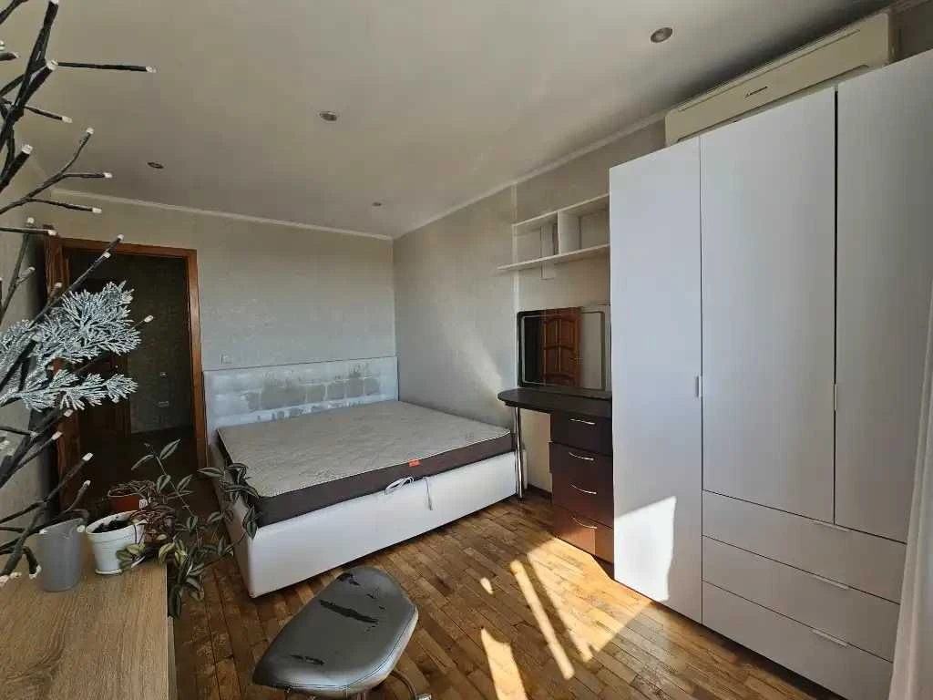 Продам 3-к квартиру с мебелью и техникой Титова район (Генер