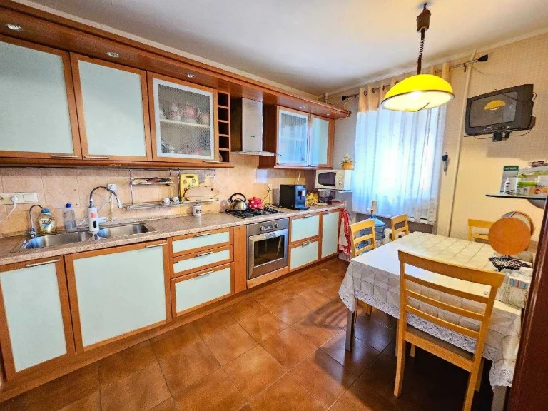 Таирова/Вильямса, 3 комн,кирпич, капитальный ремонт,мебель,г