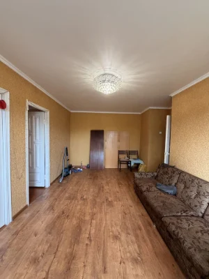 Продається простора 4 кімнатна квартира
