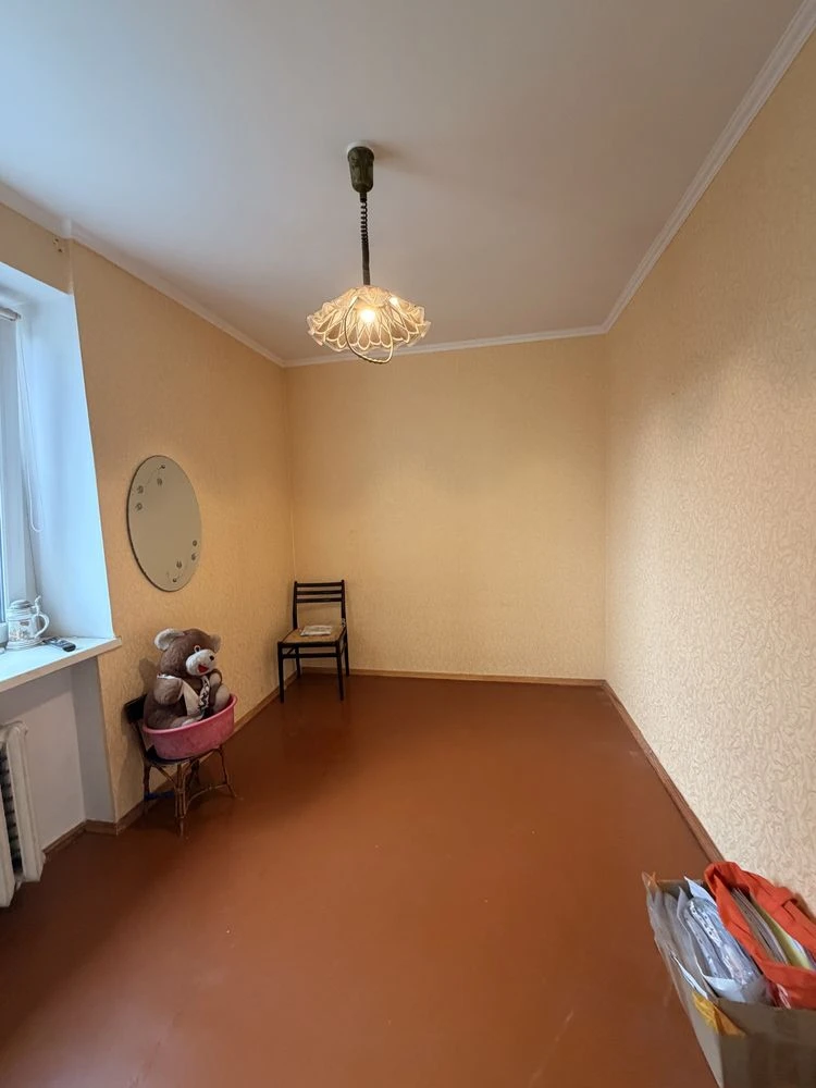 Продається простора 4 кімнатна квартира