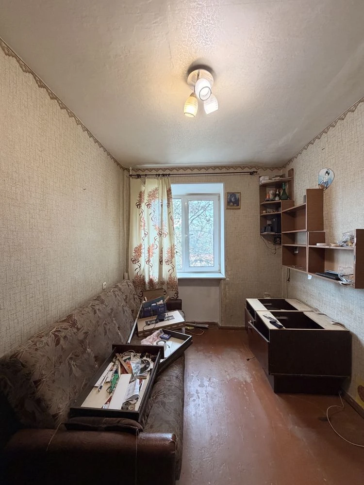 Продається простора 4 кімнатна квартира