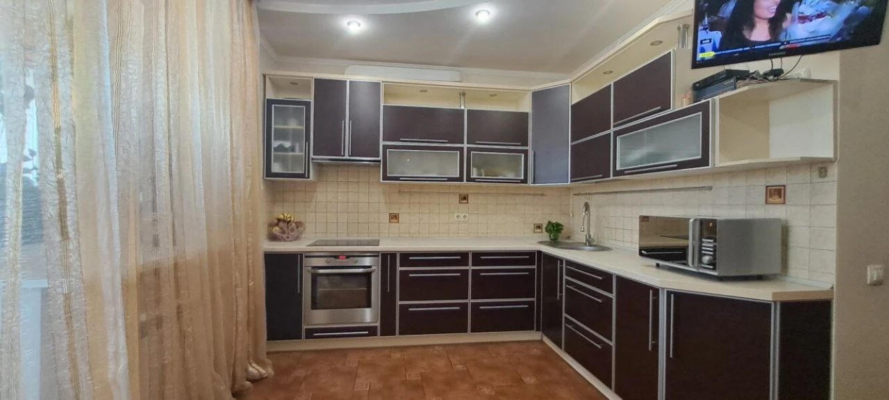 Продам простору 3к квартиру в сучасному цегляному будинку
