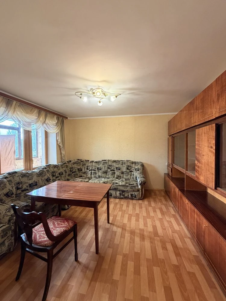 В продажу простора 3 кімнатна квартира