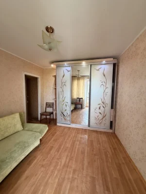 В продажу простора 3 кімнатна квартира