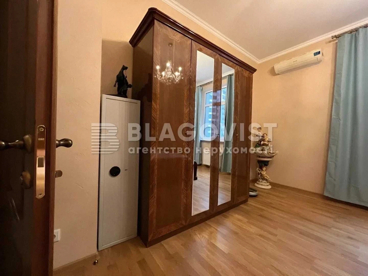 Продаж 3К Коновальця Євгена Щорса 44а Панорама на Печерську