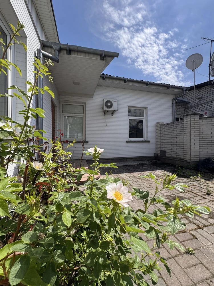 80 м² зі своїм закритим двориком на Крошні