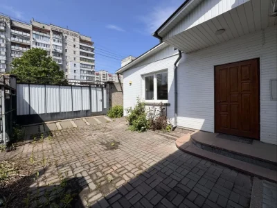 80 м² зі своїм закритим двориком на Крошні