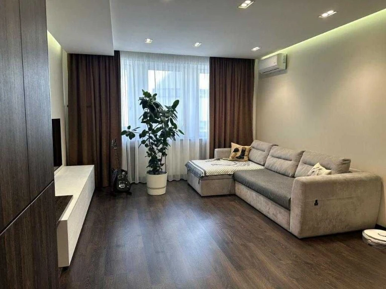 Якісна 3 кімнатна квартира на Бажана,14, 95м.кв, метро Осоко