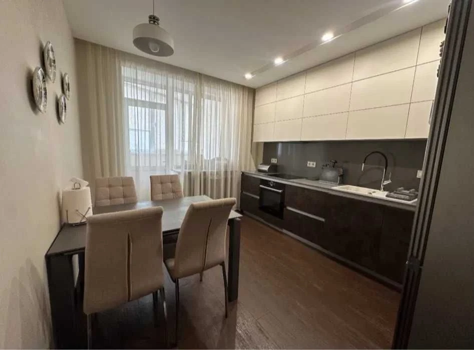 Якісна 3 кімнатна квартира на Бажана,14, 95м.кв, метро Осоко