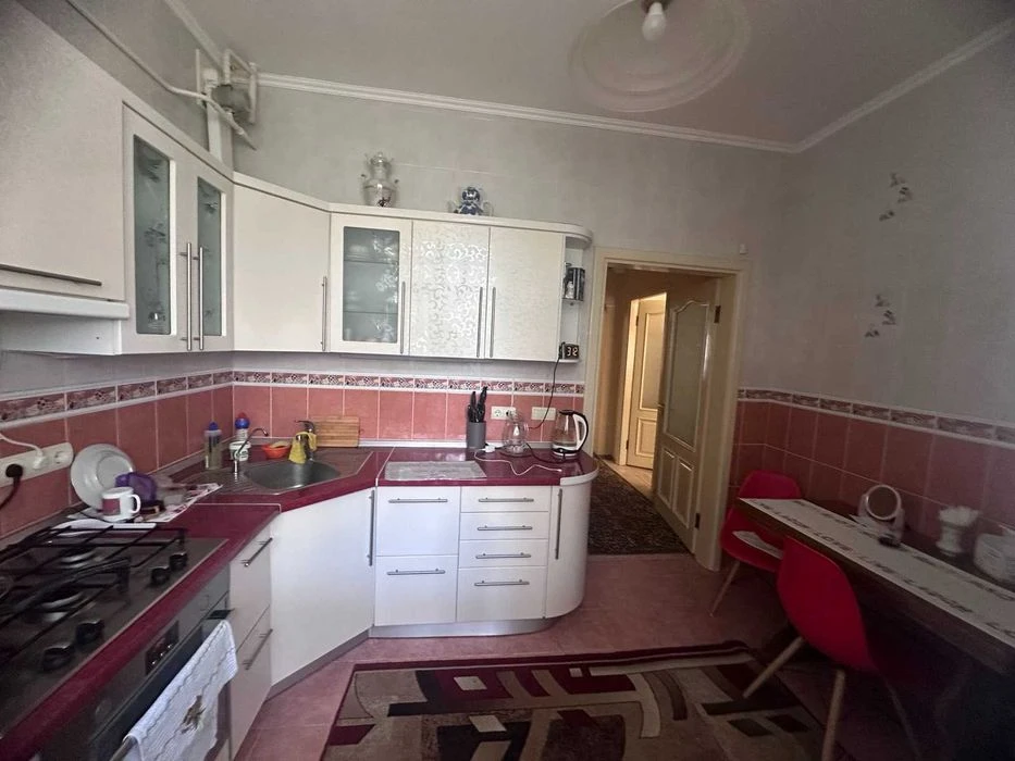 Продам трикімнатну квартиру Лятошинського