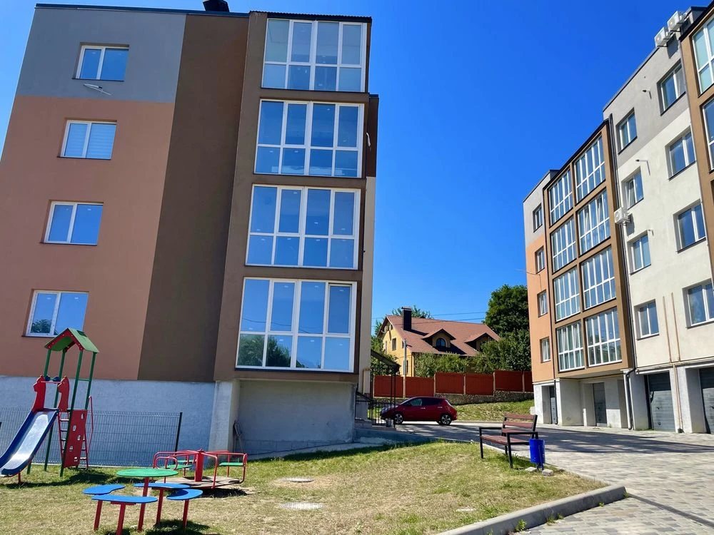 Продаж квартири 112 м.кв. із земельною ділянкою