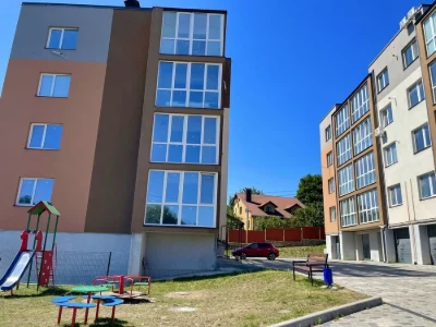 Продаж квартири 112 м.кв. із земельною ділянкою