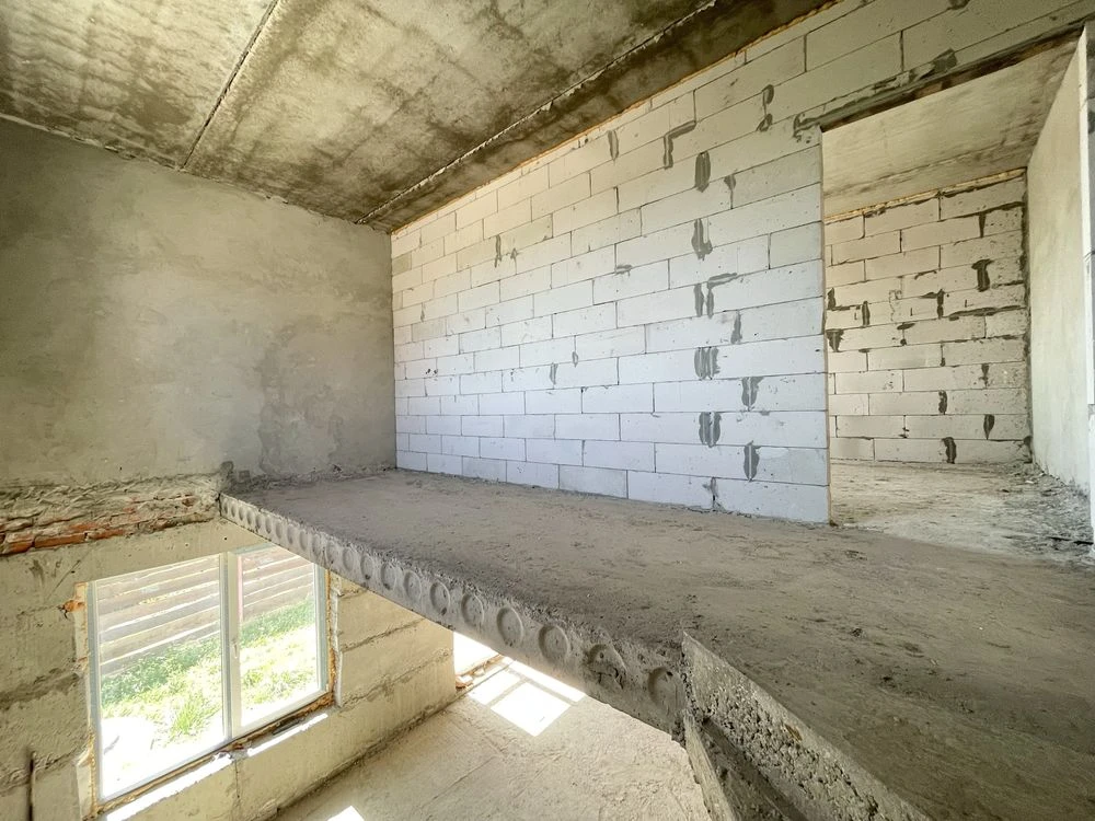 Продаж квартири 112 м.кв. із земельною ділянкою