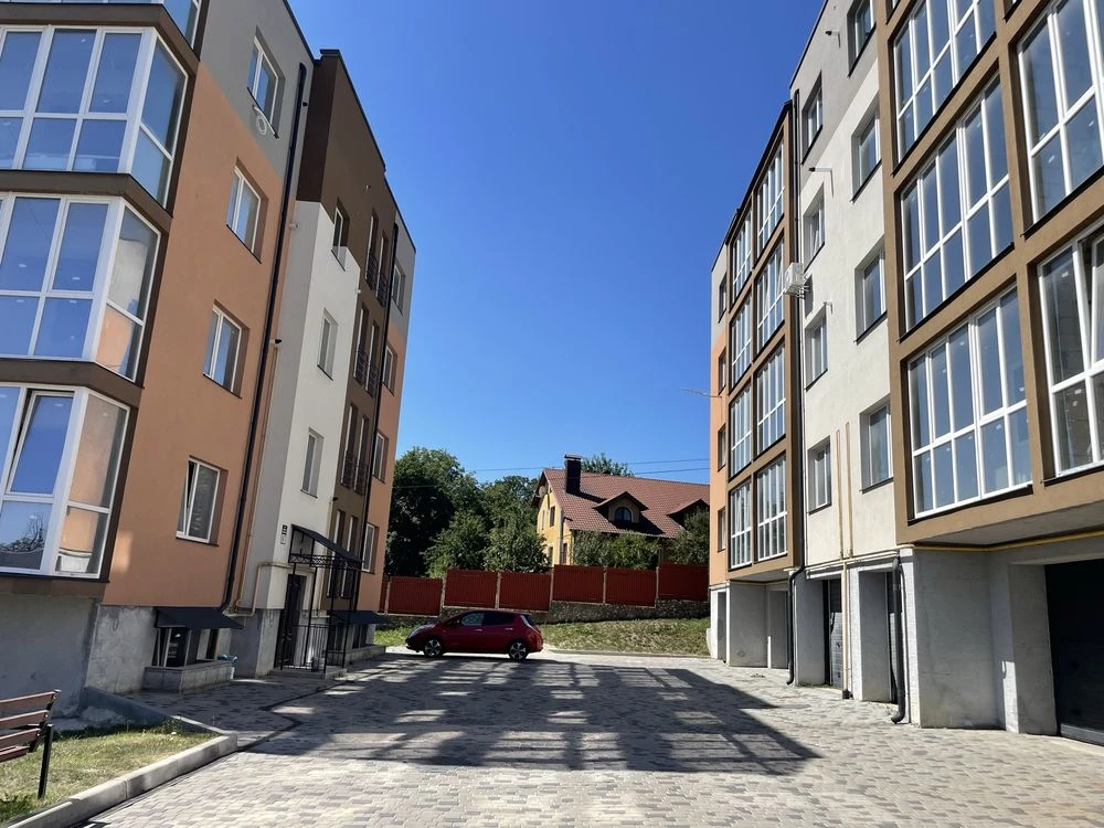 Продаж квартири 112 м.кв. із земельною ділянкою