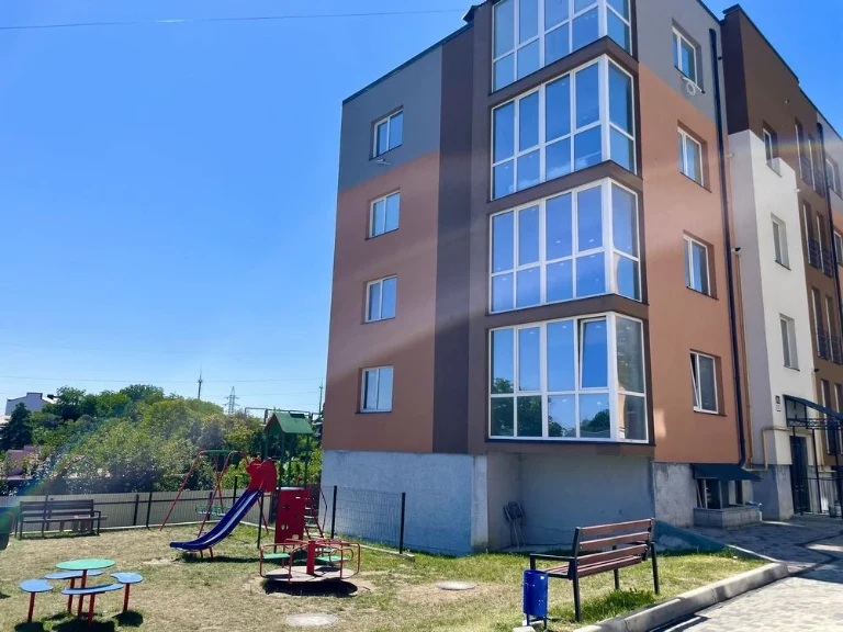 Продаж квартири 112 м.кв. із земельною ділянкою