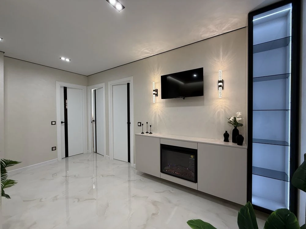 Квартира з панорамним вікном,стильна та сучасна,