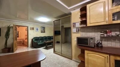 2к  поруч з центорм міста . Ремонт. Меблі. Техніка