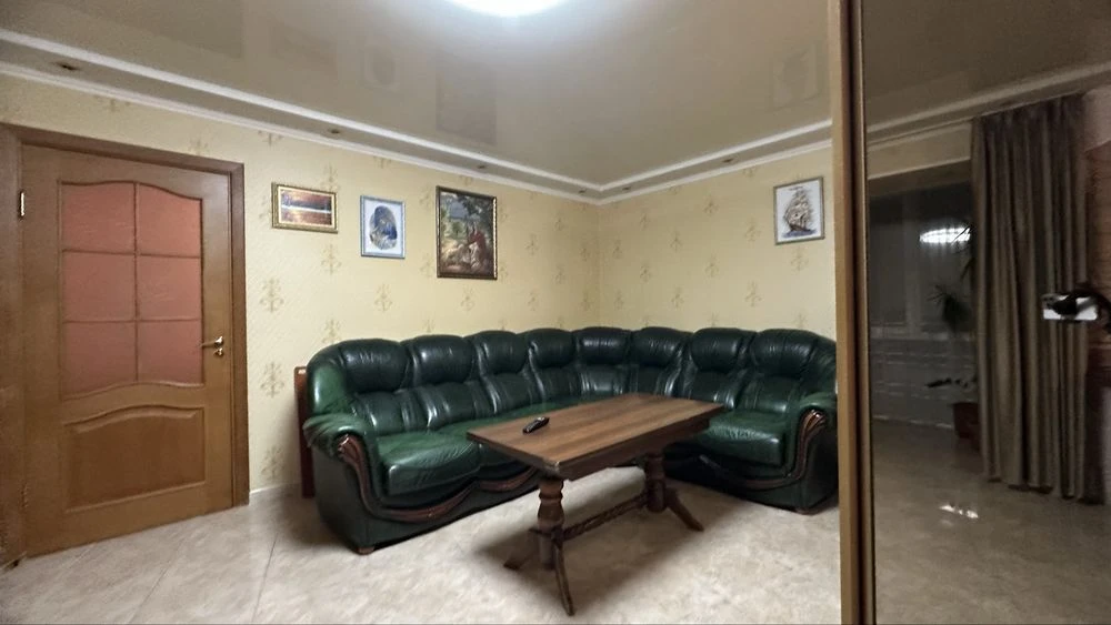 2к  поруч з центорм міста . Ремонт. Меблі. Техніка