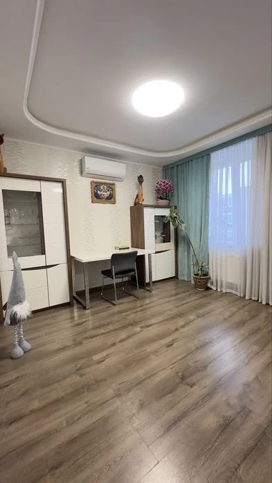 Продаж дворівневоі квартири мікрорайн Виставка