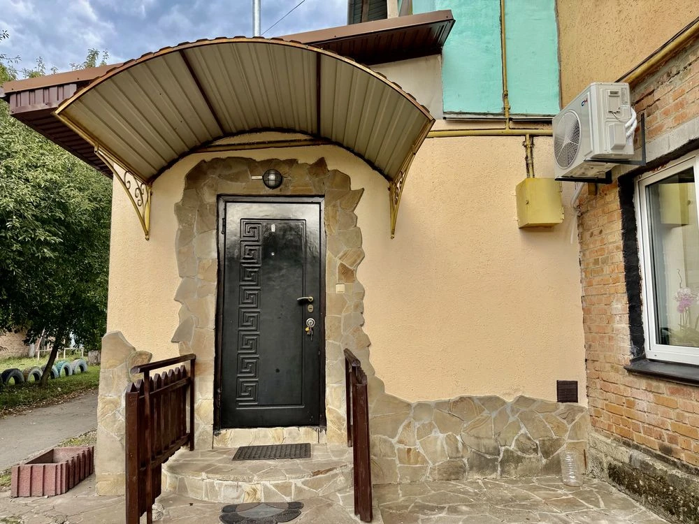 Продам 2-кімнатну квартиру з окремим входом. Район Барське ш