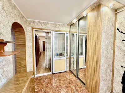 Продам 2-кімнатну квартиру з окремим входом. Район Барське ш