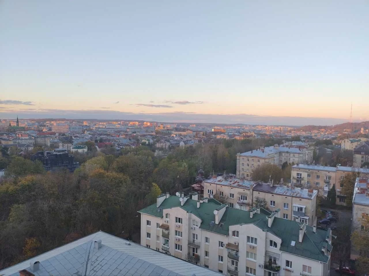 Продаж трьохкімнатної видової квартири біля центру Львова, у