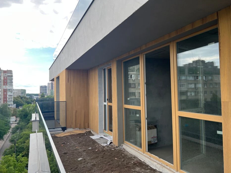 Продаж 3-кімнатної квартири з терасою у зданому клубному буд