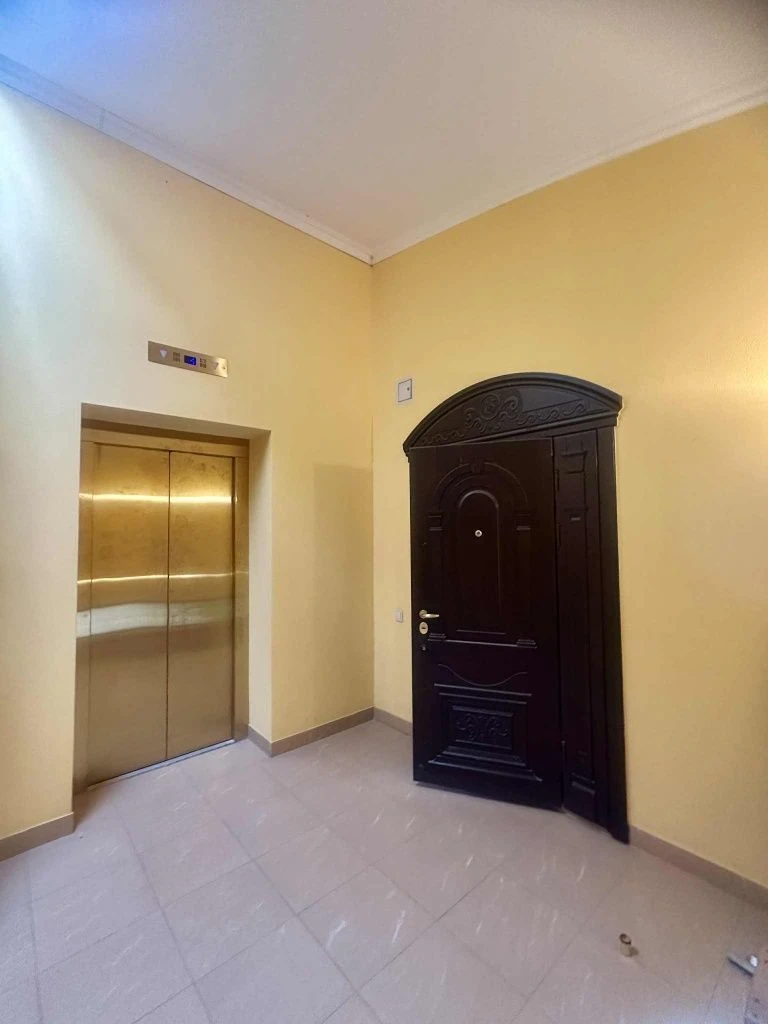 I am selling an apartment of 123m² in a clubhouse near the Pohulyan Park.