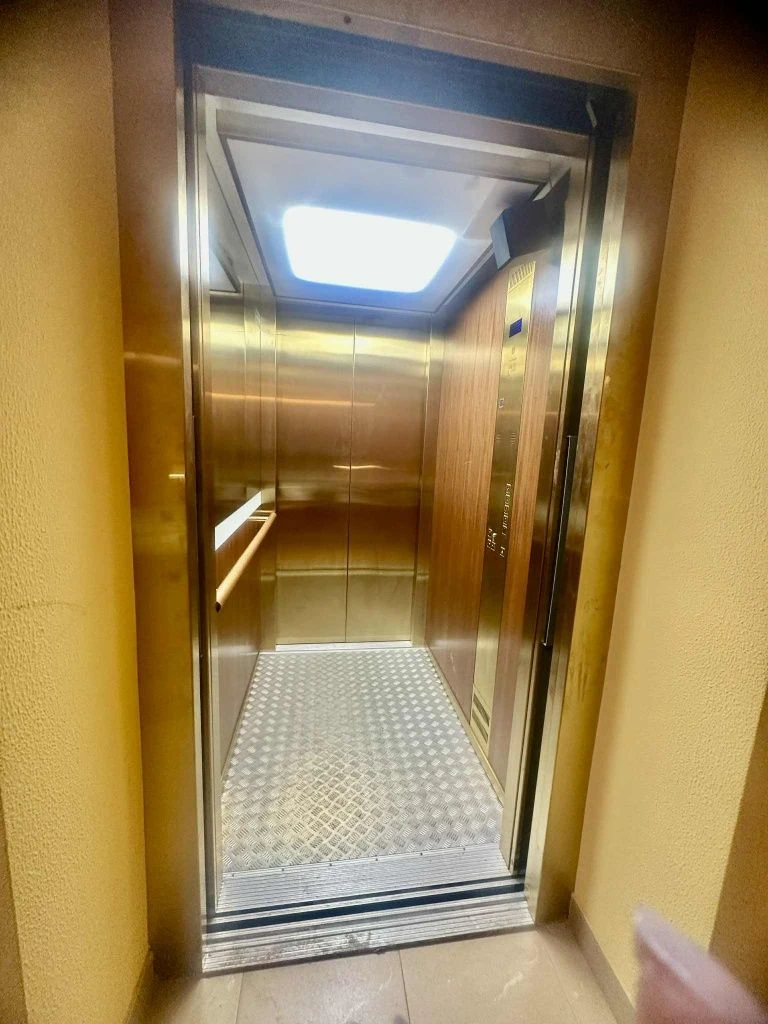 I am selling an apartment of 123m² in a clubhouse near the Pohulyan Park.