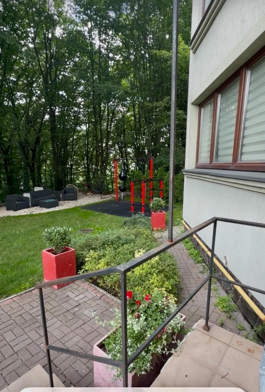 I am selling an apartment of 123m² in a clubhouse near the Pohulyan Park.