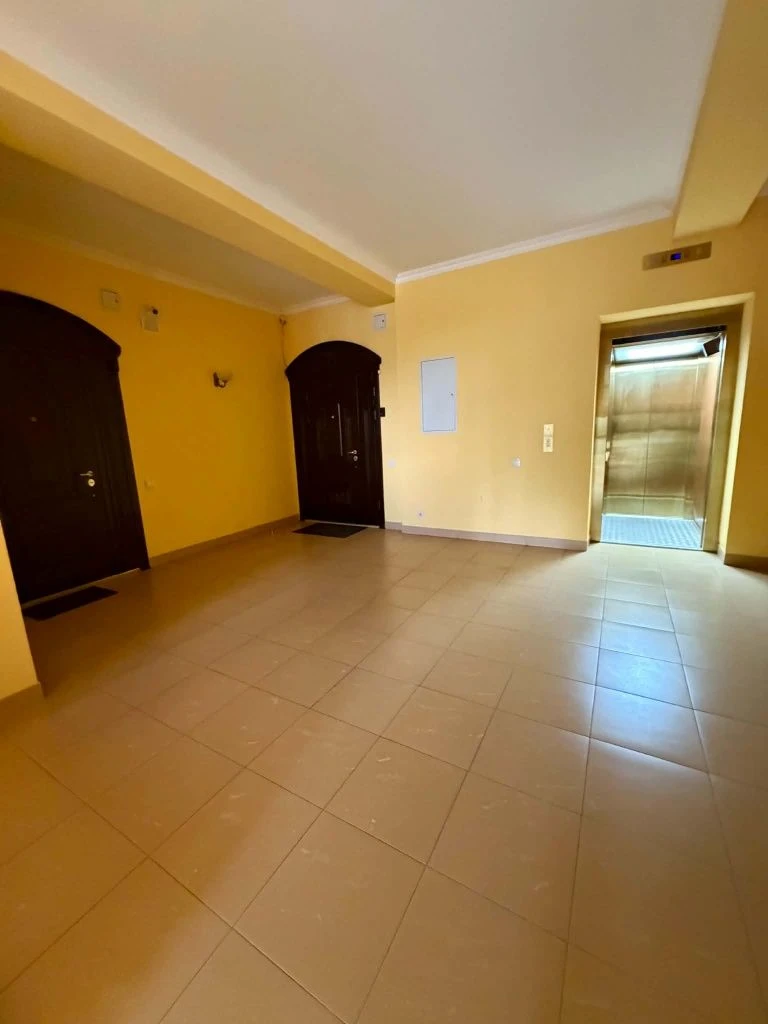 I am selling an apartment of 123m² in a clubhouse near the Pohulyan Park.