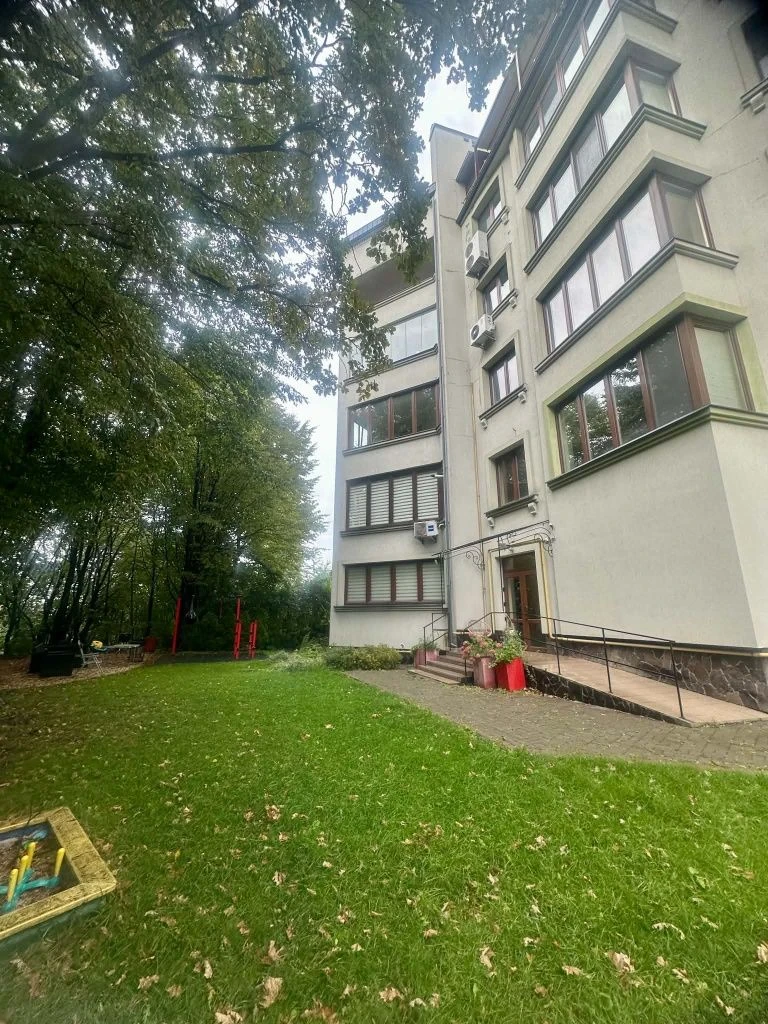 I am selling an apartment of 123m² in a clubhouse near the Pohulyan Park.