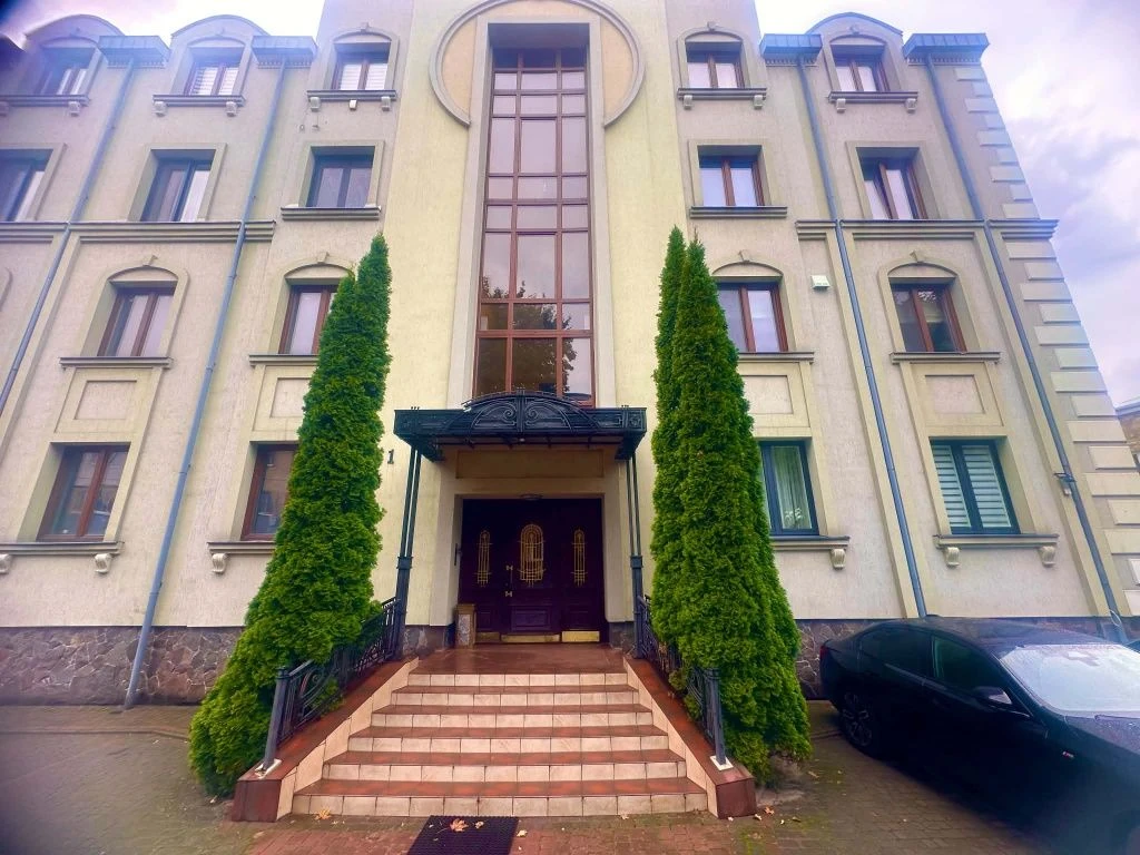 I am selling an apartment of 123m² in a clubhouse near the Pohulyan Park.