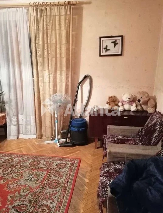 Продается просторная 3-х комнатная квартира в удобной локации.