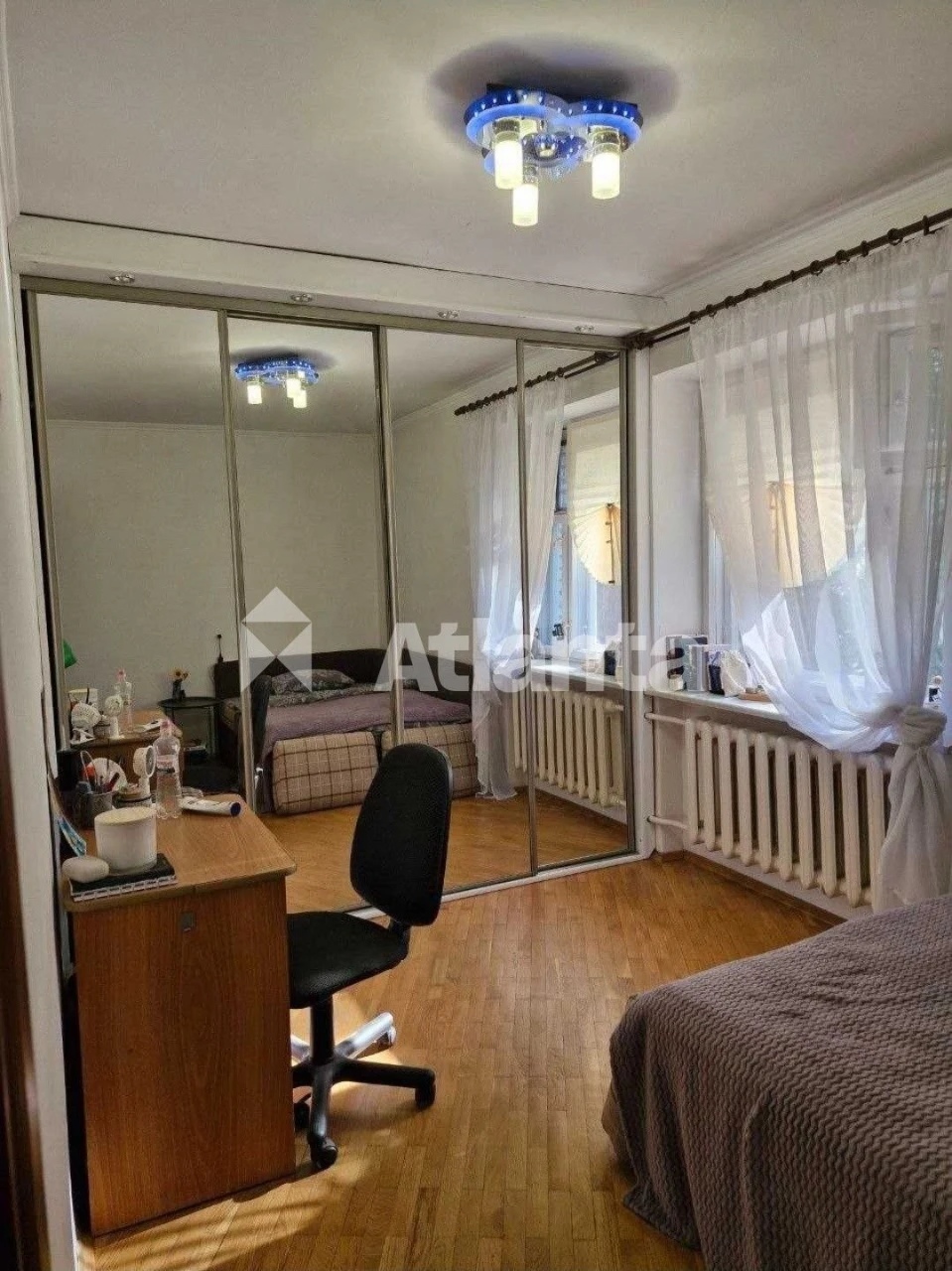 Простора 4-кімнатна квартира для великої сім'ї на вул. Перфе