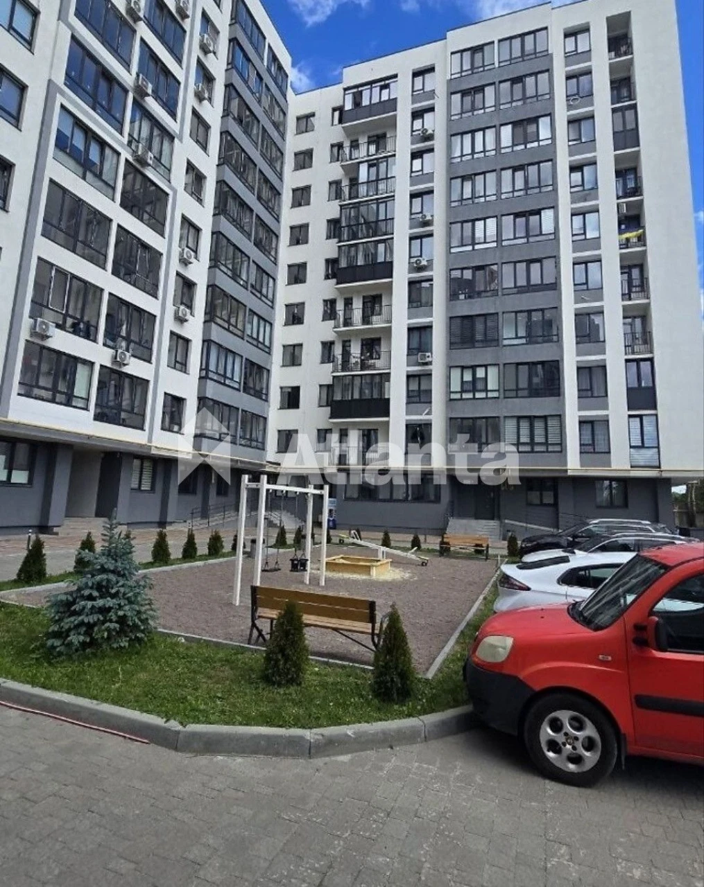 Простора 2-кімнатна квартира для сім'ї у сучасній новобудові