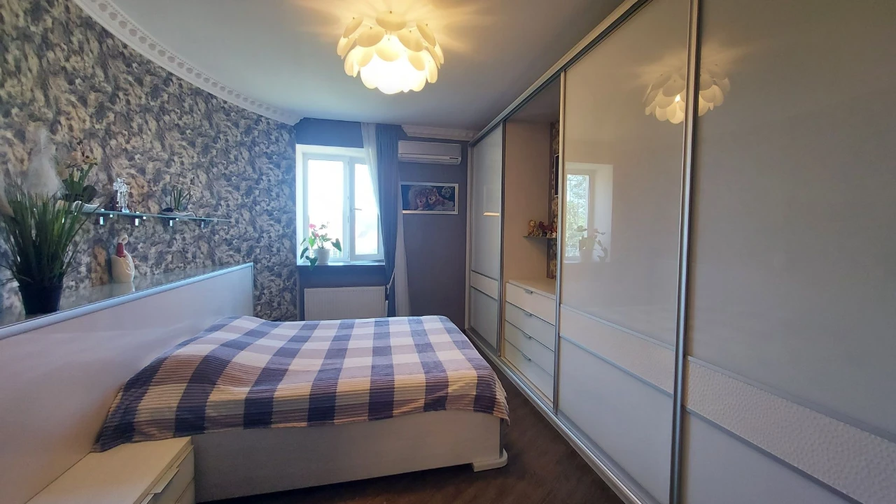 2-х кімнатна квартира 80м² з подвійним гаражем центр міста в