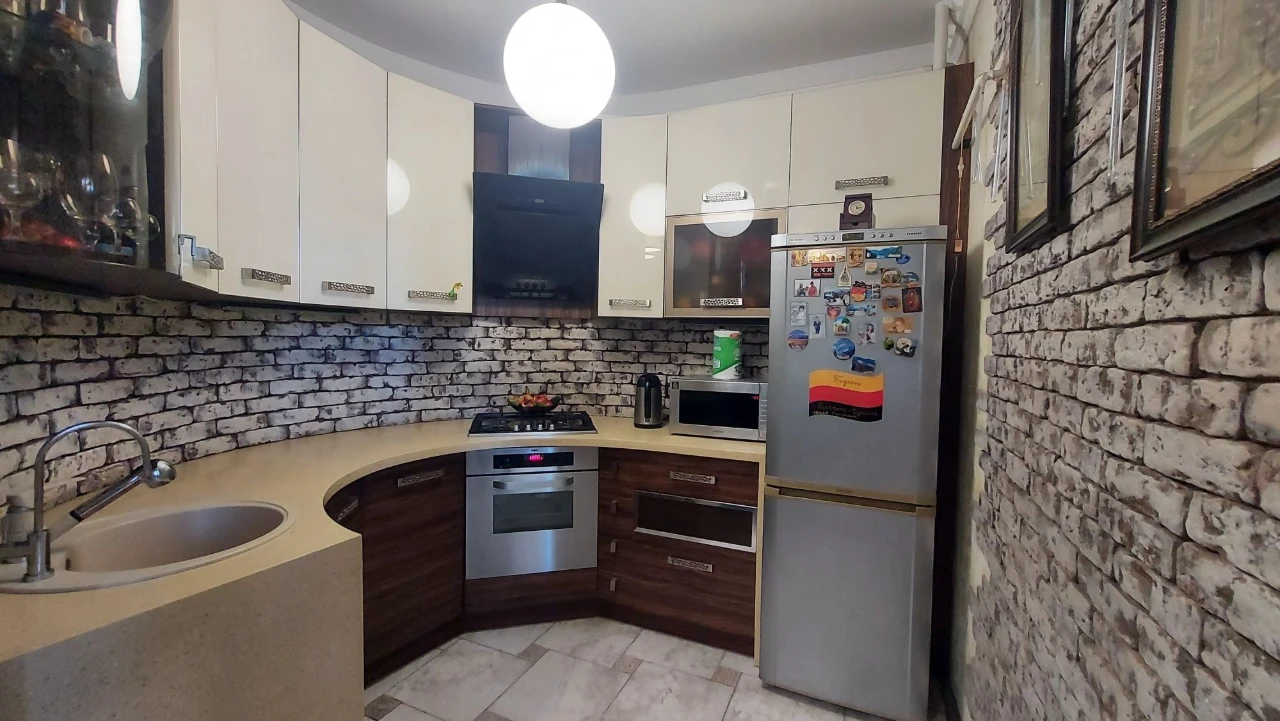 2-х кімнатна квартира 80м² з подвійним гаражем центр міста в