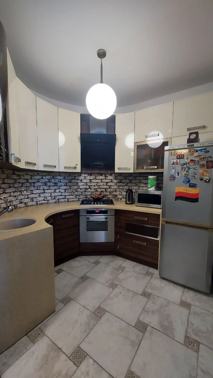 2-х кімнатна квартира 80м² з подвійним гаражем центр міста в