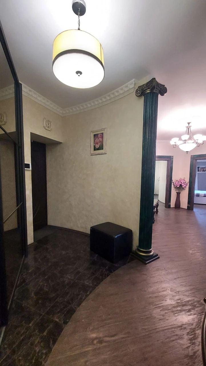 2-х кімнатна квартира 80м² з подвійним гаражем центр міста в