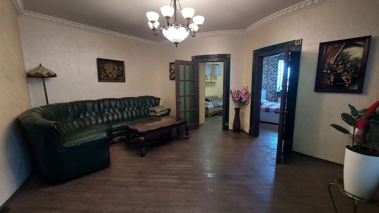 2-х кімнатна квартира 80м² з подвійним гаражем центр міста в