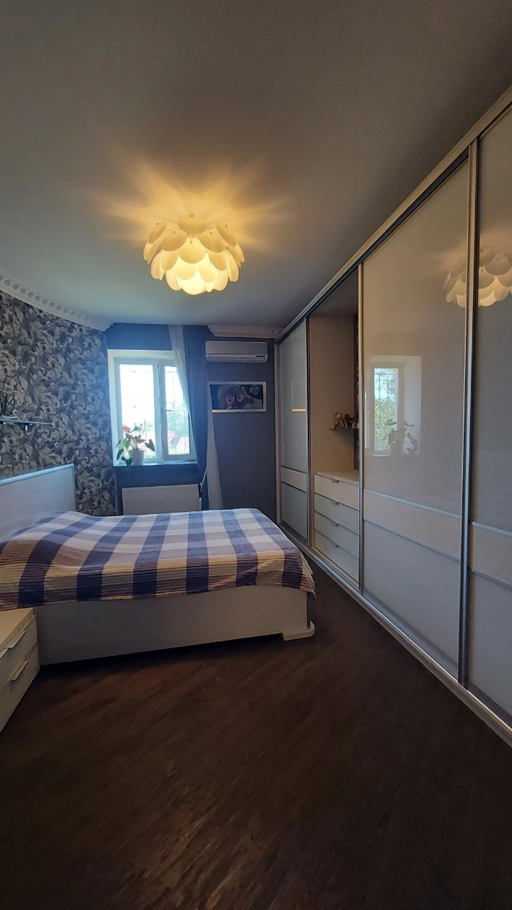 2-х кімнатна квартира 80м² з подвійним гаражем центр міста в