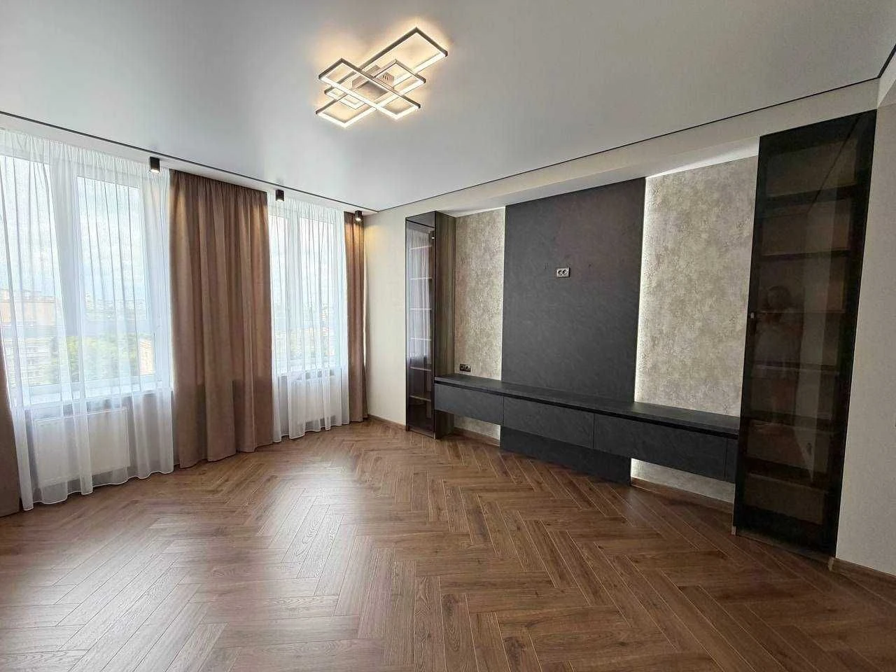 Продаж VIP 2-кімн. квартири з дизайнерським ремонтом по вул.