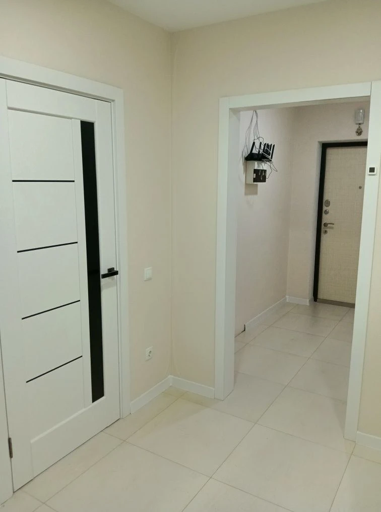 Сучасна велика трикімнатна кв-ра з кухнею -студією та новим