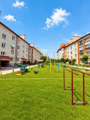 Продаж квартири на 1 поверсі цегляного будинку, 84 кв. Масан