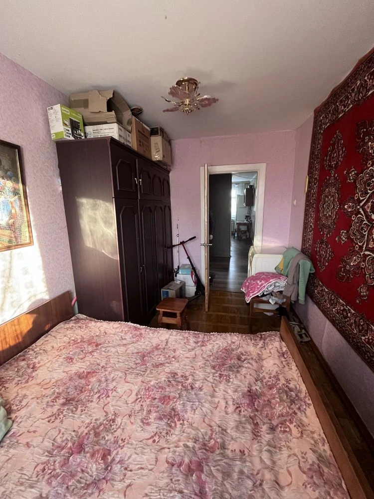 Продам 3-х кімнатну квартиру ( район круга )