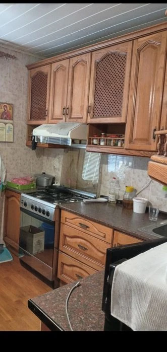 Продам велику 4-и кім.квартиру в р/ні  5 кутів!