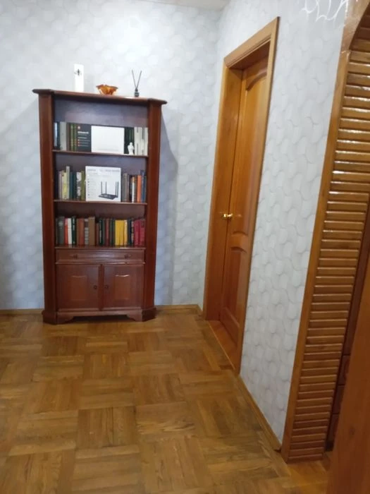 Продам велику 4-и кім.квартиру в р/ні  5 кутів!