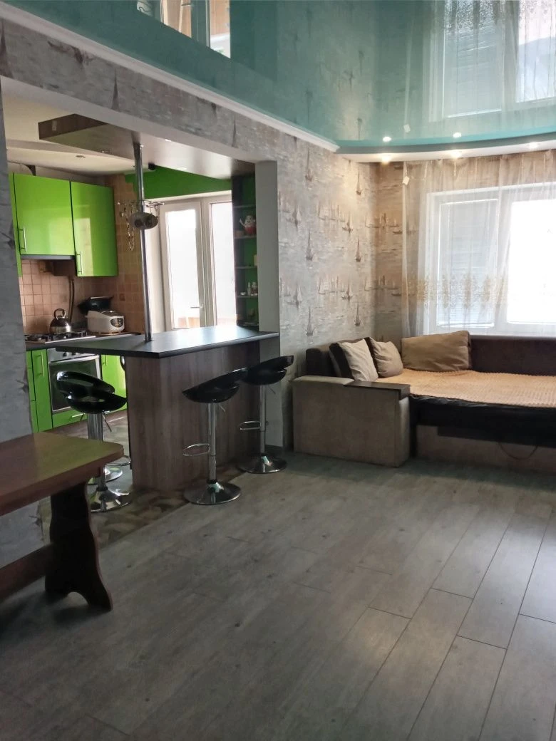 Продам  з Євроремонтом 3-и кім.кв-ру у центрі! Кухня-студія!